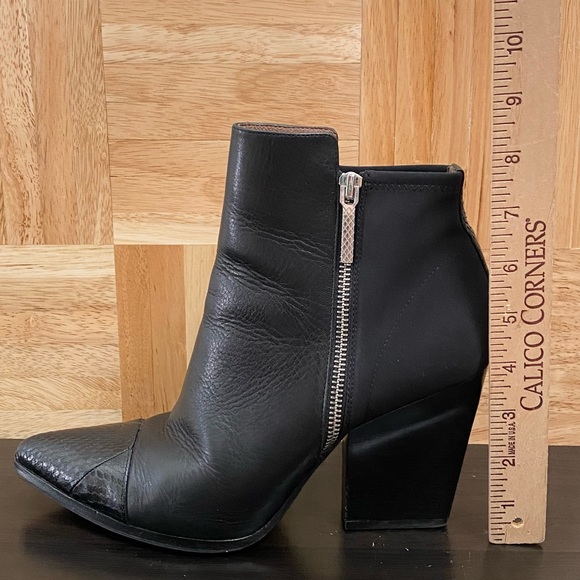 DONALD J PLINER “Volt2” Black Snakeskin Leather Ankle Boots Chunky Heels Size 9 - Picture 8 of 15